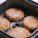 Steaks haches surgeles dores dans panier air fryer