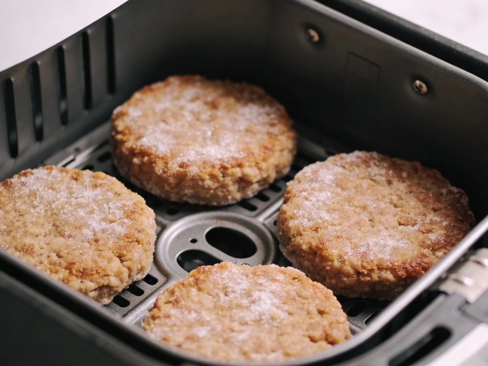 Steaks haches surgeles dores dans panier air fryer