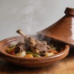 Plat de tajine d agneau fumant sur table