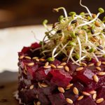 Tartare de betterave crue aux graines germées : ce que les jardiniers font avec leurs semis ratés