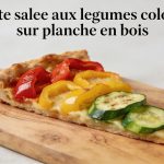 Tarte salee aux legumes colores sur planche en bois