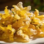 Tempura de fleurs de forsythia : la plante jaune du jardin qui finit rarement dans l'assiette