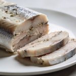 Terrine de poisson tranchee sur assiette blanche