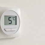 Gros plan sur un thermostat mural affichant 5 degrés