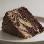 Tranche de cake marbre chocolat sur assiette
