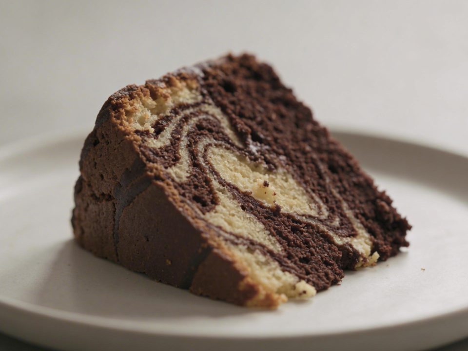 Tranche de cake marbre chocolat sur assiette