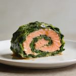 Tranche de roulade epinard saumon sur assiette