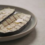 Plate de tranches daubergine grillees sortant du four