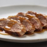Tranches de magret de canard nappees de sauce miel