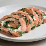 Tranches de rouleau epinards saumon sur assiette blanche