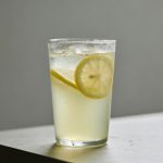 Verre de citronnade trop acide sur table