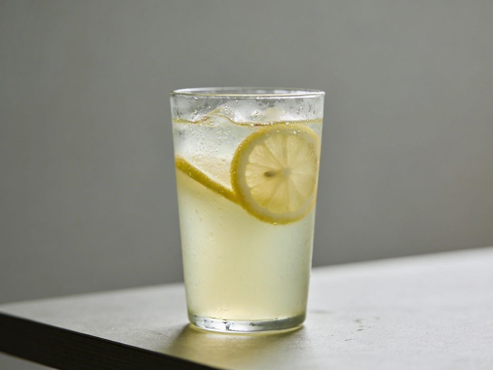 Verre de citronnade trop acide sur table