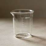 Verre doseur transparent montrant 300 ml aligne en litres