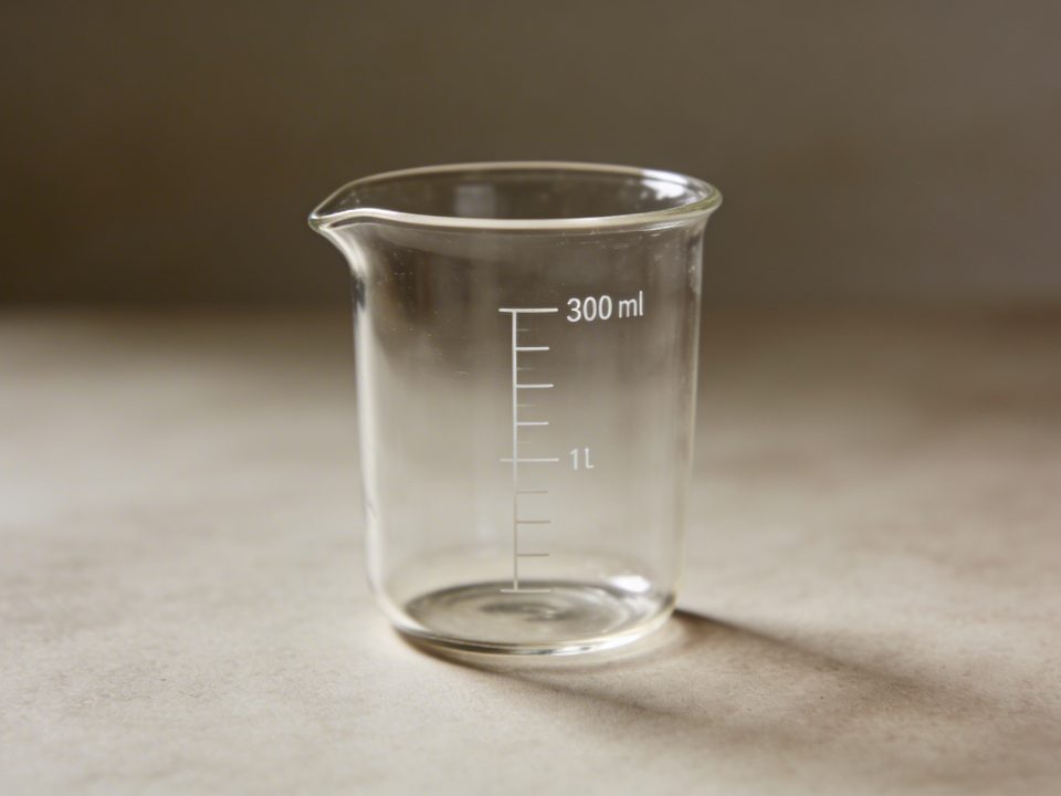 Verre doseur transparent montrant 300 ml aligne en litres