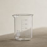 Verre doseur transparent montrant 50 cl sur echelle