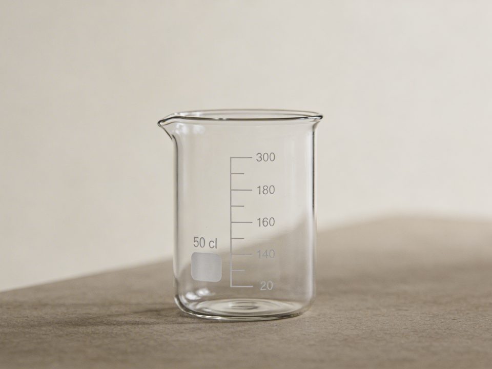Verre doseur transparent montrant 50 cl sur echelle