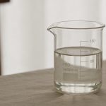 Verre doseur transparent montrant 150 millilitres sur table