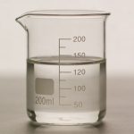 Verre doseur transparent rempli a 200 millilitres