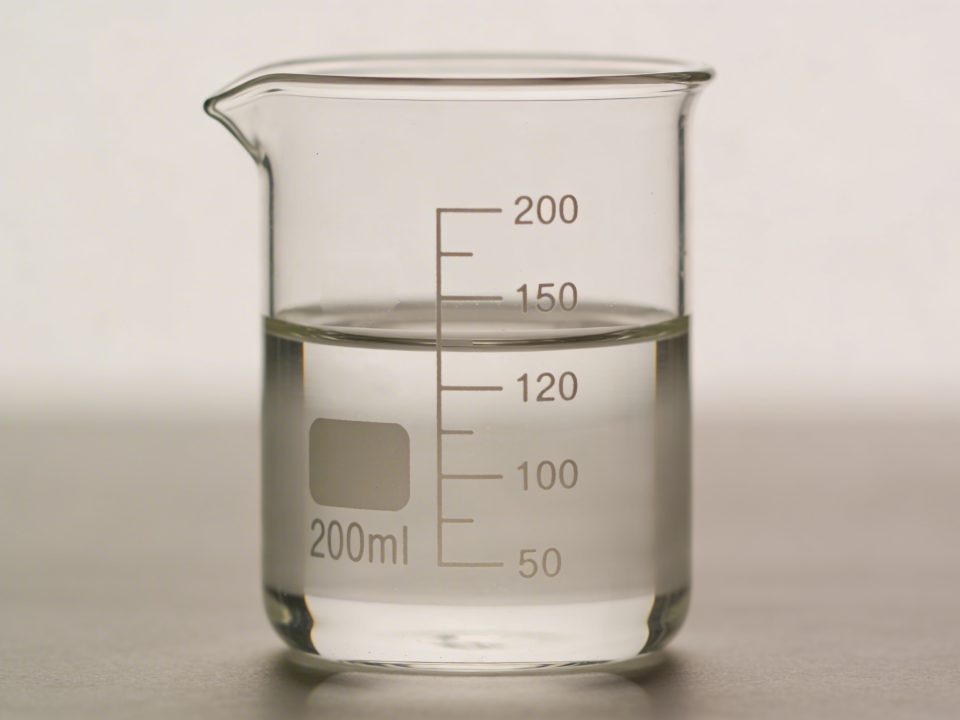 Verre doseur transparent rempli a 200 millilitres