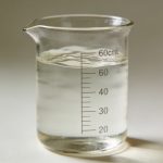 Verre doseur transparent rempli a 60 centilitres