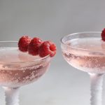 Verres de cocktail rose petillant garnis de framboises