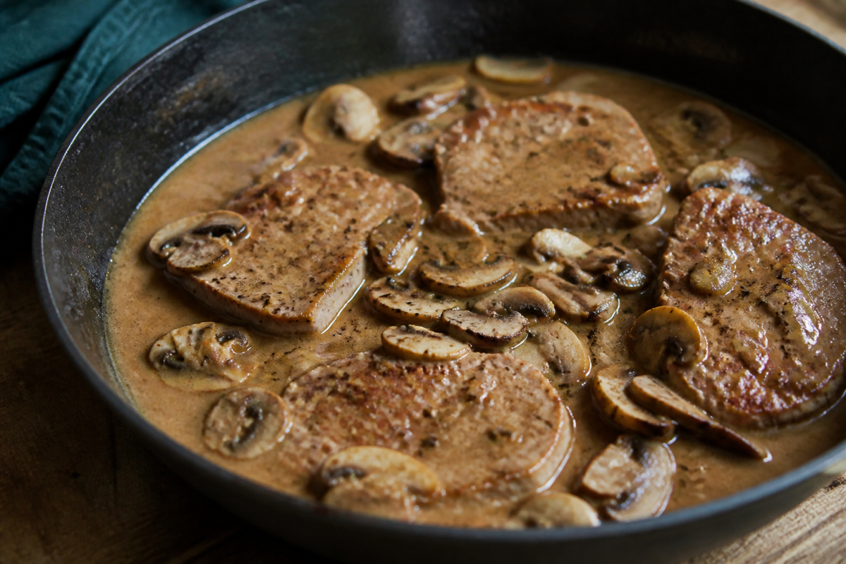 Viande avec champignons de Paris et sauce brune