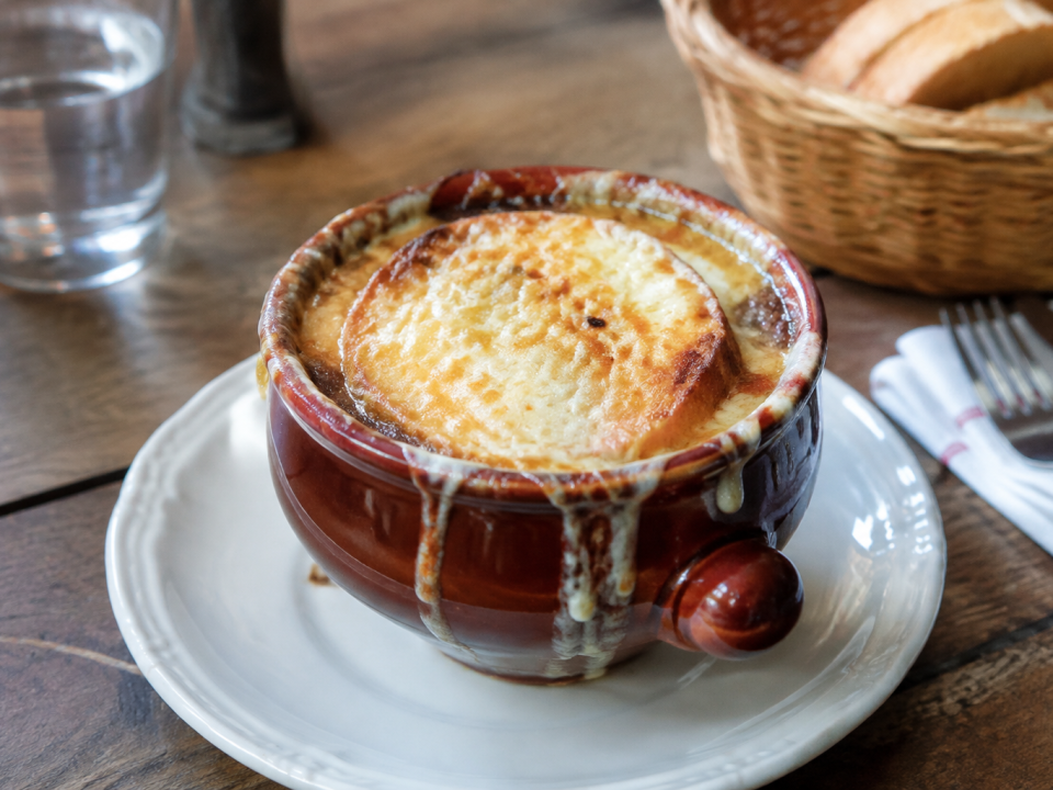 Bol de soupe a l'oignon gratinee pose sur table