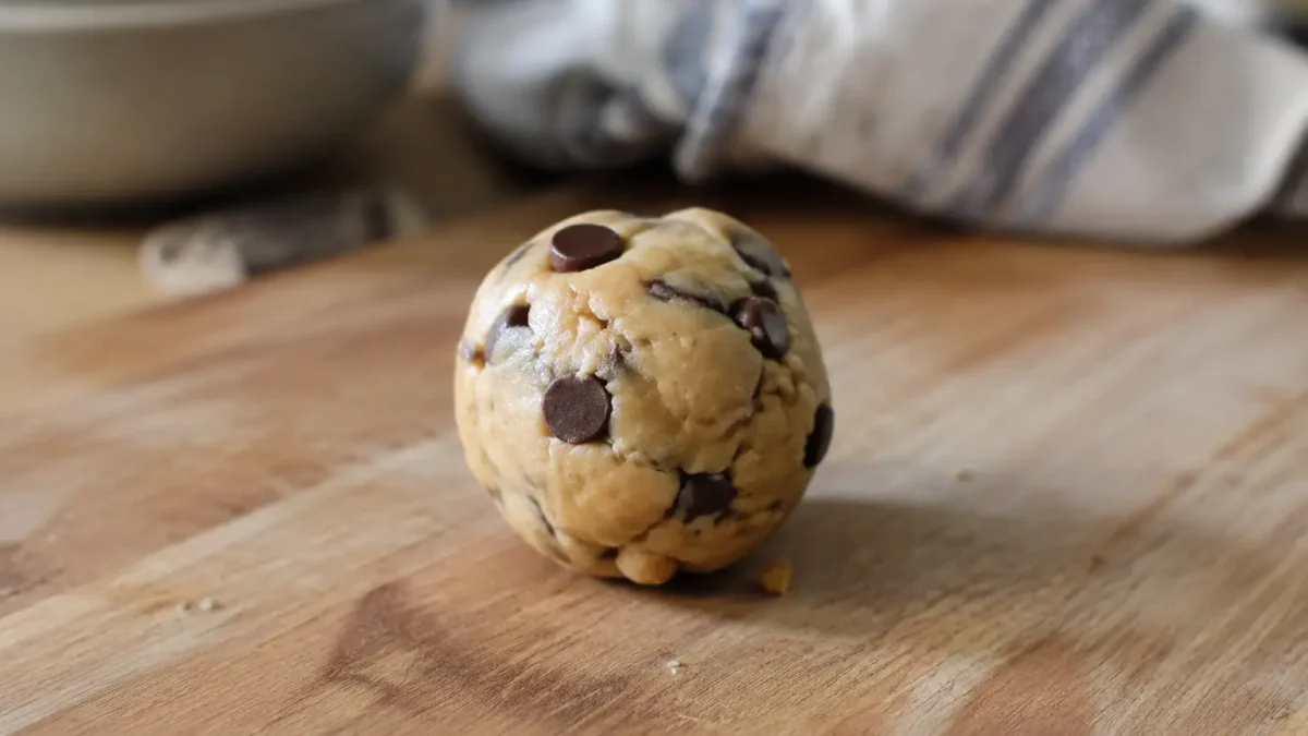 Boule de pate a cookies posee sur planche