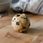 Boule de pate a cookies posee sur planche