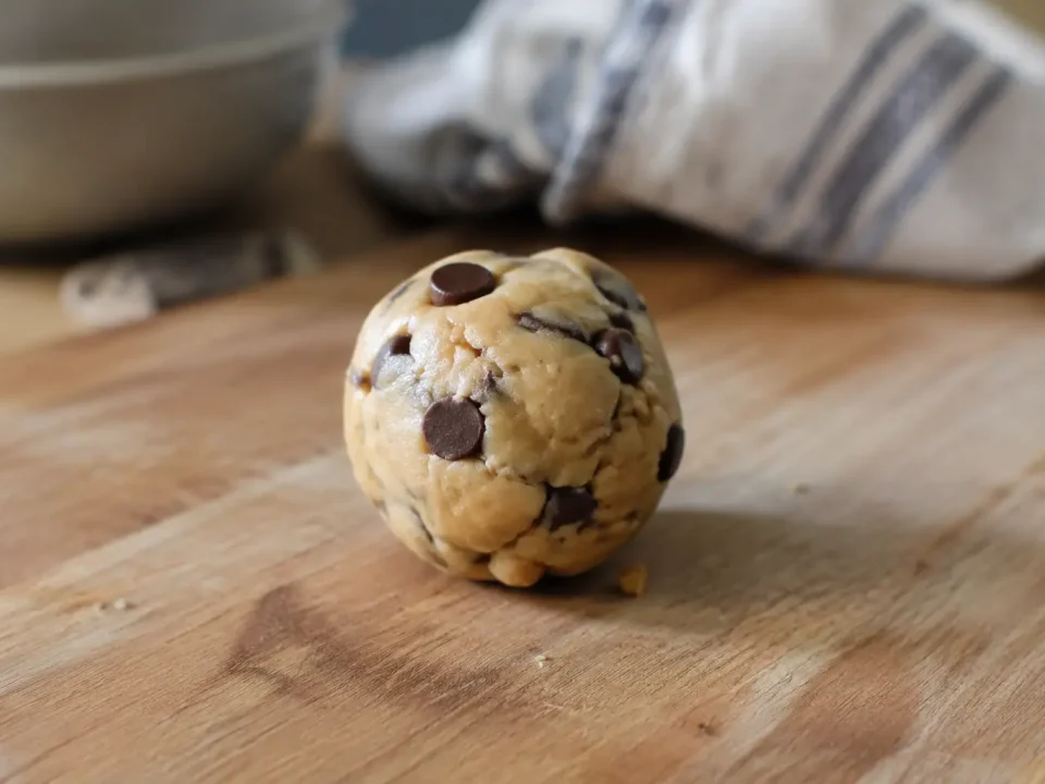 Boule de pate a cookies posee sur planche