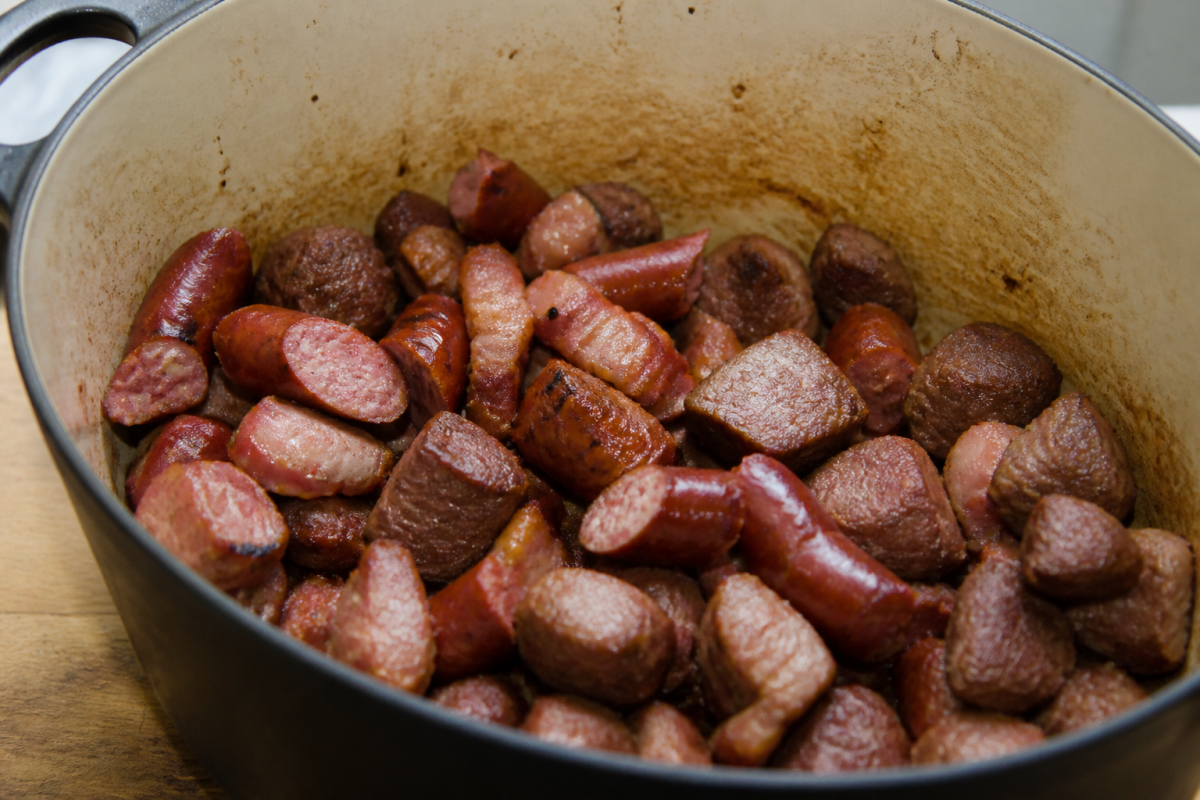 Cubes viande lard saucisses dores cocotte