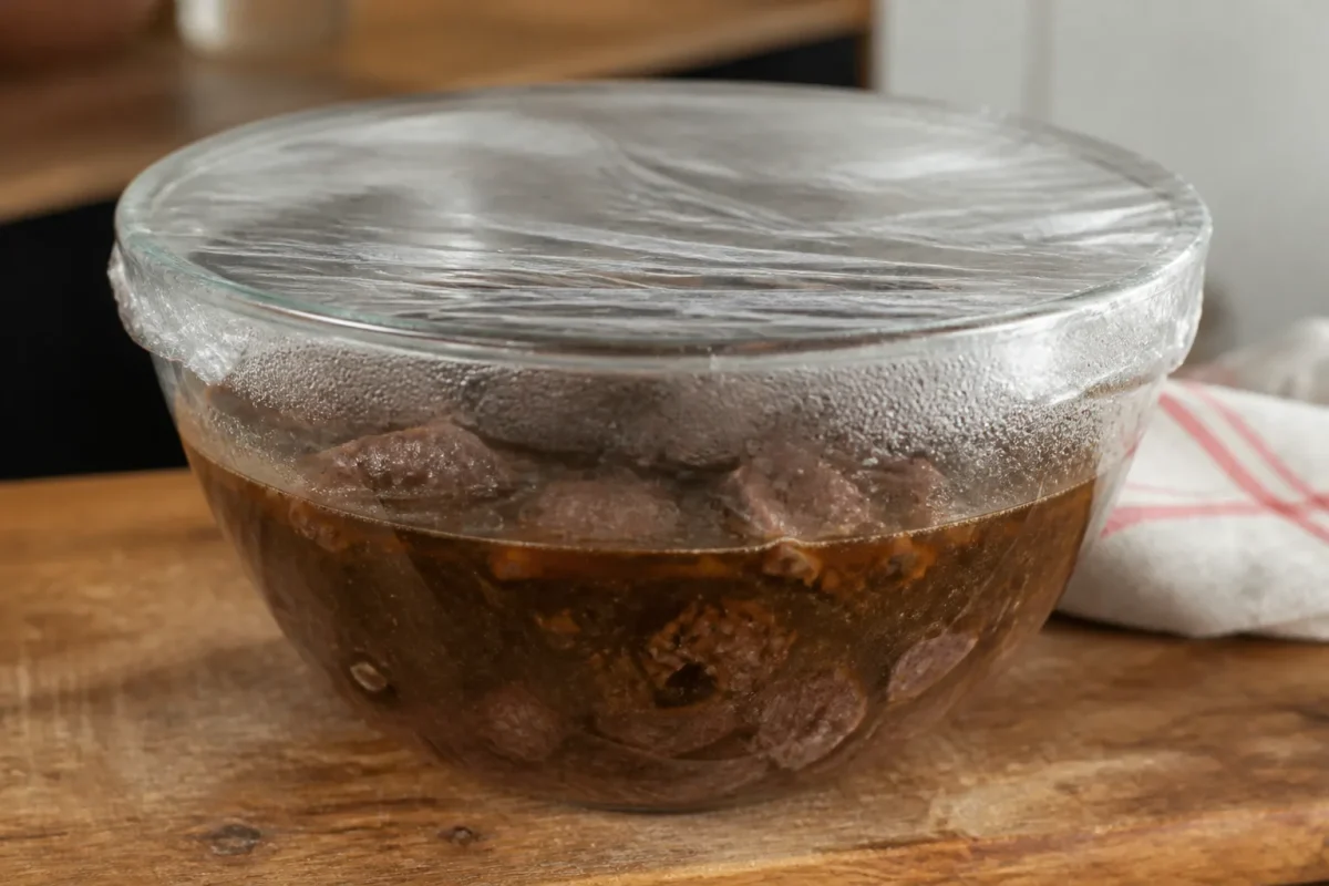 Daube refroidie dans un bol en verre couvert