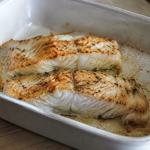 Filet de cabillaud dore pose dans un plat
