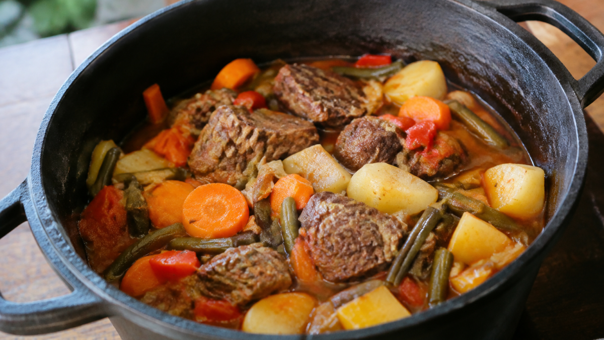 ragout de legumes et viande dans marmite