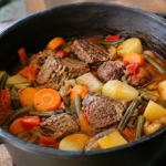 ragout de legumes et viande dans marmite