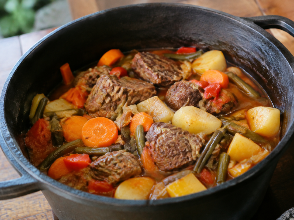 ragout de legumes et viande dans marmite