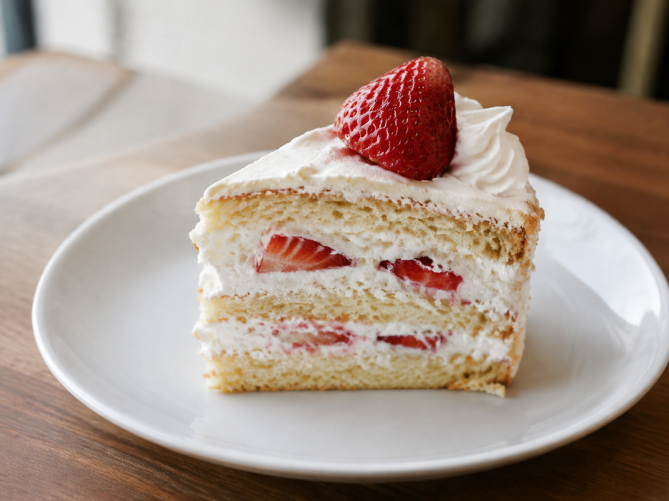 Tranche gateau leger posee sur assiette blanche