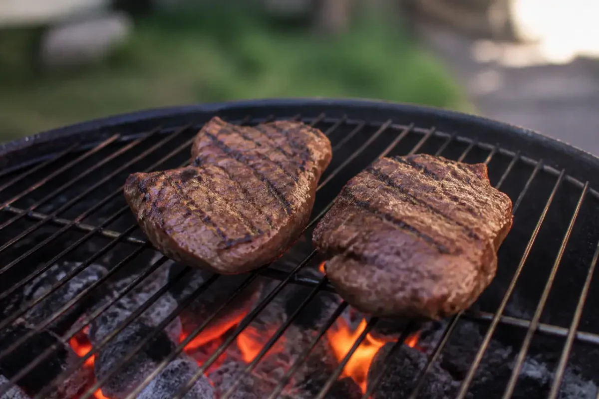 Viande rouge avec marques de grill sur grille chaude